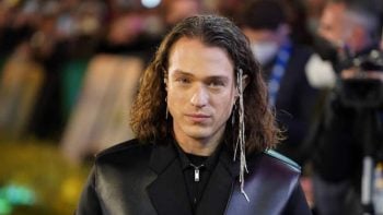 Irama scambiato per Can Yaman da una fan a Sanremo 2022!