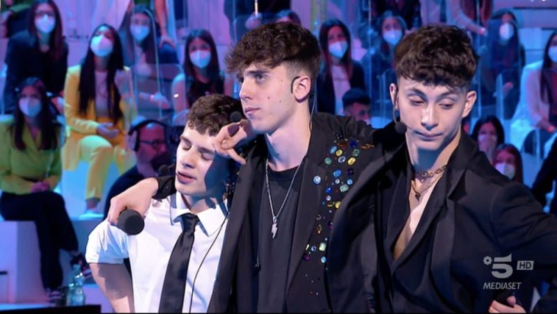 Amici 21, le emozioni del sesto Serale, un Eliminato a sorpresa