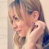 Kaley Cuoco, il look beauty da copiare dal red carpet de L’assistente di volo 2