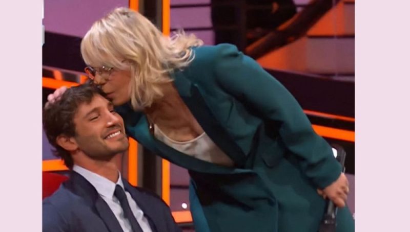 Amici 21, Stefano De Martino commosso: il bacio della De Filippi