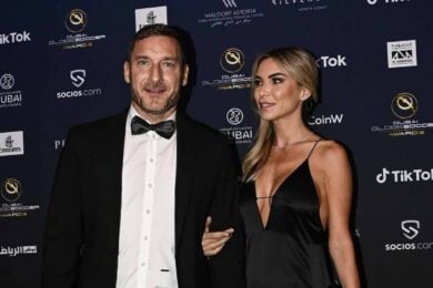 Totti e Noemi in aeroporto: la meta scelta per Capodanno è un paradiso