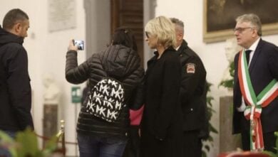 Maurizio Costanzo: selfie con Maria De Filippi in camera ardente, Lucarelli esplode