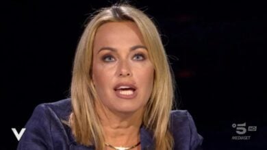 Isola dei Famosi, Sonia Bruganelli asfalta Rosanna Lodi: “Blateri idiozie dalla mattina alla sera, a casa non ti guardano”