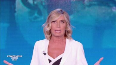 Pomeriggio 5, Mediaset smentisce la chiusura: applausi per Myrta!