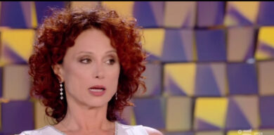 Grande Fratello, Beatrice Luzzi sul saluto in diretta alla suocera: “Qual è stato lo scandalo?”