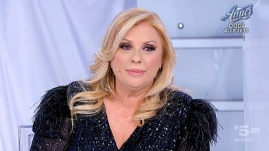 Uomini e Donne, Tina Cipollari, nuova tronista, fa un appello: “Cerco un marito, ricco, non uno spiantato”