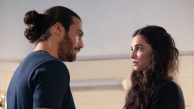 Can Yaman fa sognare i Fan con il bacio a Francesca Chillemi: “Auguro a tutti un bacio così”