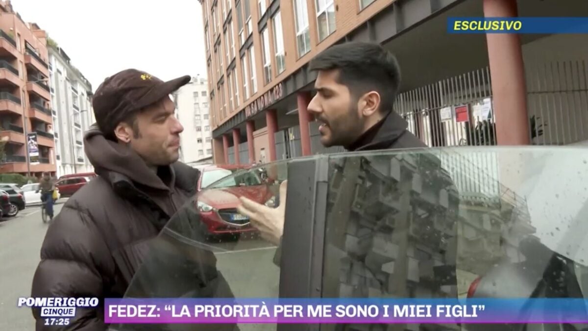 Fedez furioso a Pomeriggio 5: gli chiedono di fare gli auguri a Chiara Ferragni