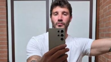 Stefano De Martino, in barca con una donna misteriosa: non è una nuova fiamma