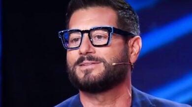 Isola dei Famosi, Enrico Papi sul reality: “Ho apprezzato l’idea di puntare su Vladimir Luxuria, ma…”