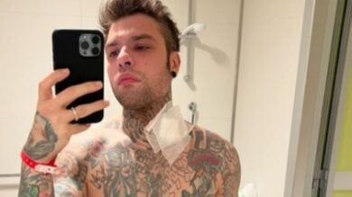 Fedez rompe il silenzio sui social: mostra lo scatto in ospedale