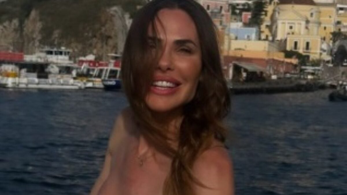 Ilary Blasi, le nuove foto super sexy in bikini a Ponza!