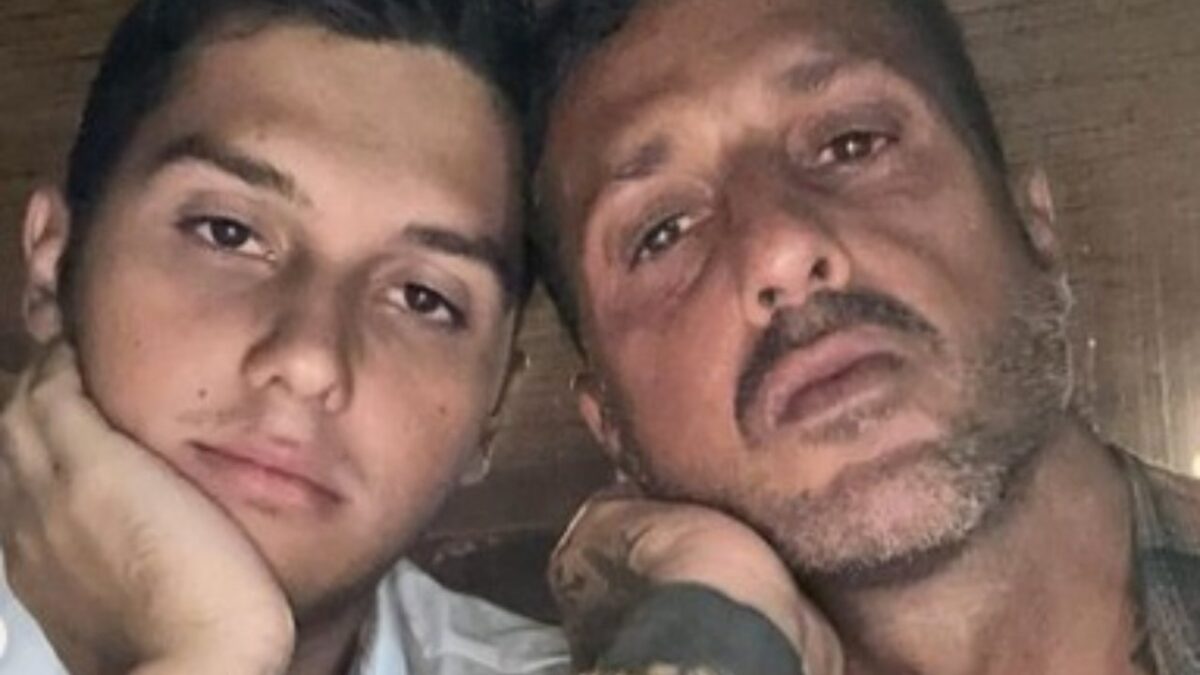 Fabrizio Corona, il figlio Carlos torna a casa: commenta l’arrivo del fratellino