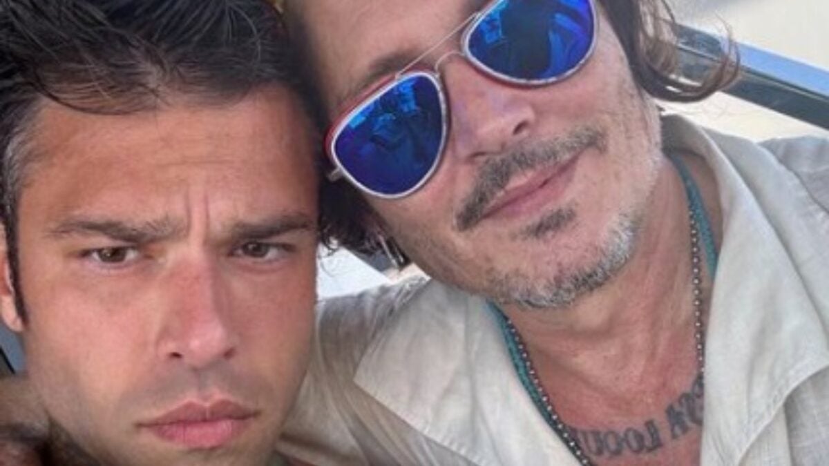 Fedez incontra Johnny Depp in barca a Saint Tropez!