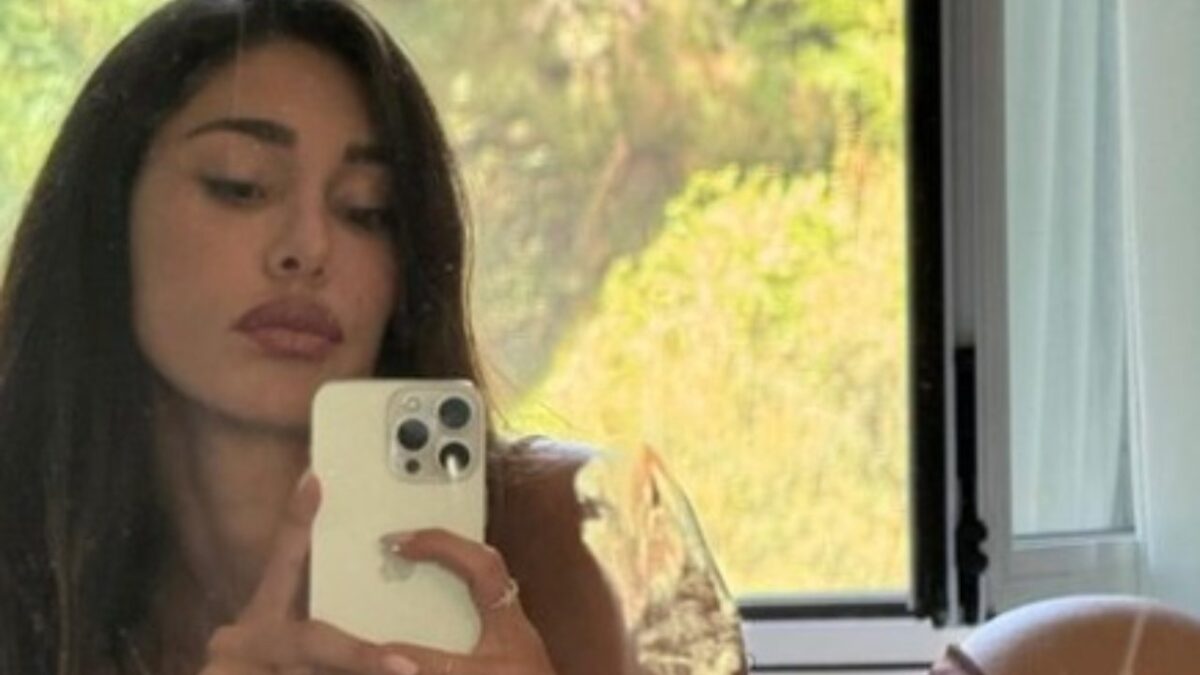 Belen Rodriguez mamma tuttofare: il pomeriggio con Luna Marì nel villaggio di zucche