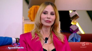 Grande Fratello, Stefania in lacrime con Lorenzo: “Potresti essere mio figlio”