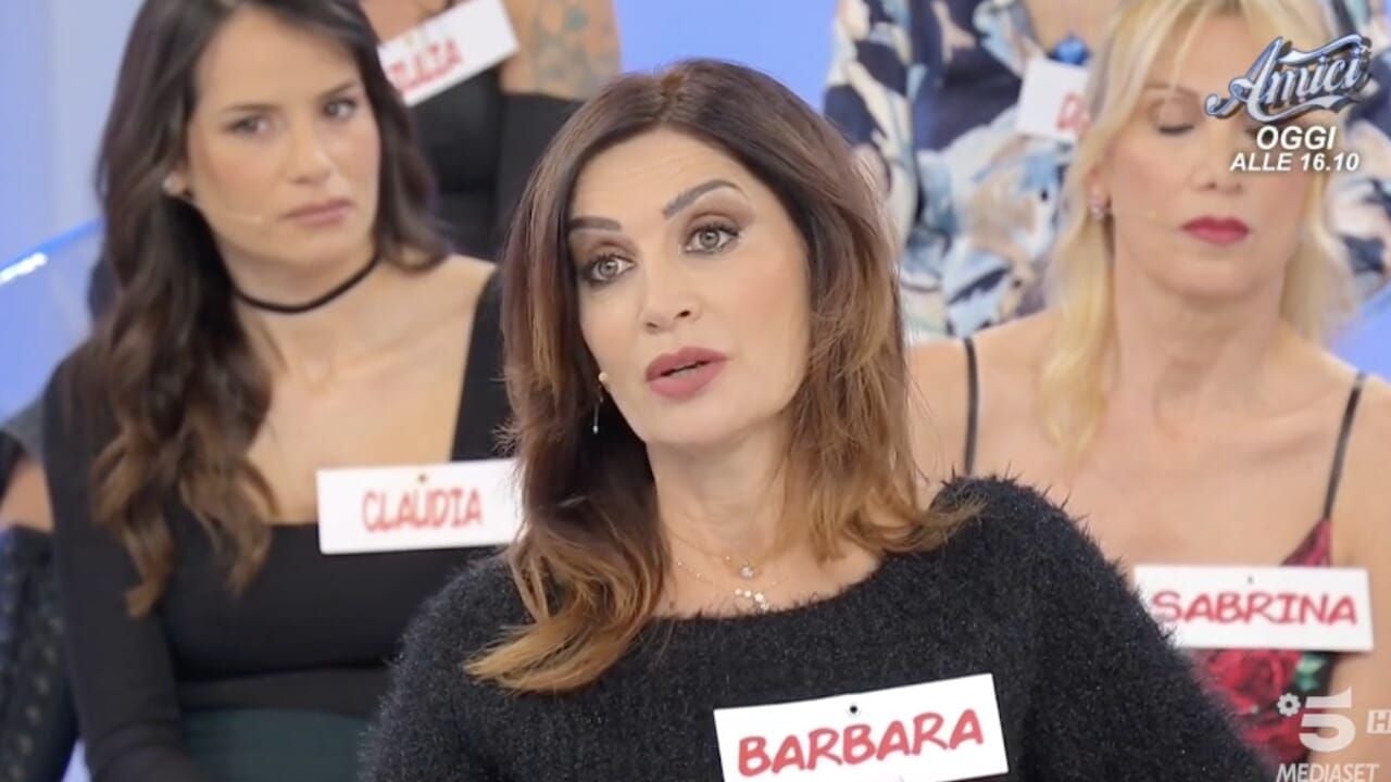 Uomini e Donne, la storica dama abbandona il programma: “Vieni via con me?”